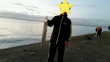 教え子二人に釣りのレクチャー。タチウオ3人で9匹ゲット。